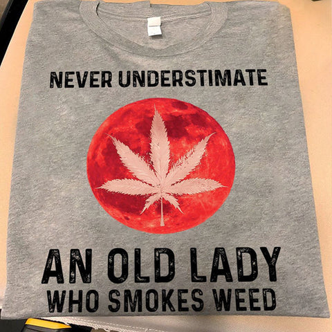 Never Underestimate Old Lady Unisex T-shirt For Men Women Canabis Marijuana 420 Weed Shirt Clothing Gifts HT